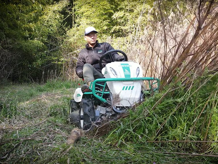Kosiarko-karczownica Orec RMK w sadzie